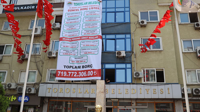 TOROSLAR BELEDİYESİNDE DEVRALINAN BORÇLAR, AFİŞLE SERGİLENDİ 