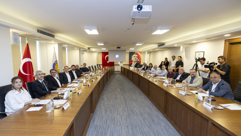 SEÇER: “TARSUS BÜTÜN SEKTÖRLERDE BÜYÜYEBİLECEK BİR KENT”