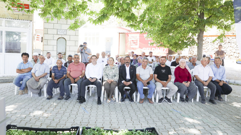 BÜYÜKŞEHİR GÜLNAR’DA 105 BİN DOMATES FİDESİ DAĞITTI