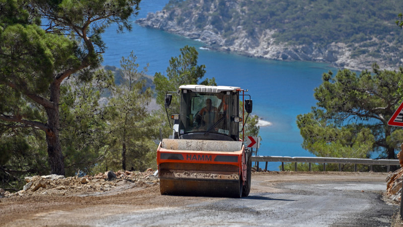 BÜYÜKŞEHİR YEŞİLOVACIK’TA YILLARIN YOL SORUNUNU ÇÖZDÜ
