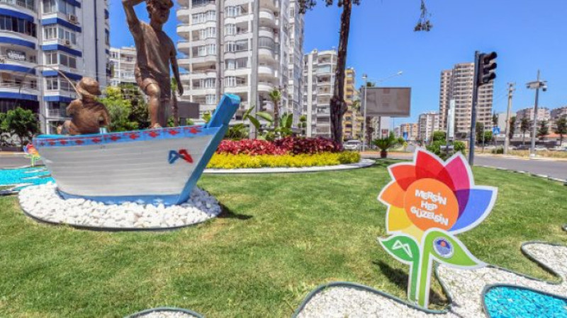 MERSİN BÜYÜKŞEHİR’İN PARK VE BAHÇELER EKİPLERİ KENTİ YAZA HAZIRLADI