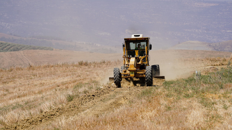 TARSUS BELEDİYESİ’NDEN KOÇÖMERLİ’DE 10 KİLOMETRELİK ARAZİ YOLU BAKIMI