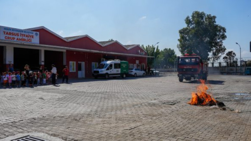 TARSUS BELEDİYESİ KREŞLERİNDEN İTFAİYECİLERE ANLAMLI ZİYARET