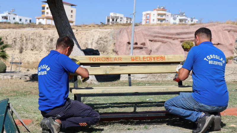 TOROSLAR BELEDİYESİ, KENT MOBİLYALARINI VE OYUN GRUPLARINI YENİLİYOR