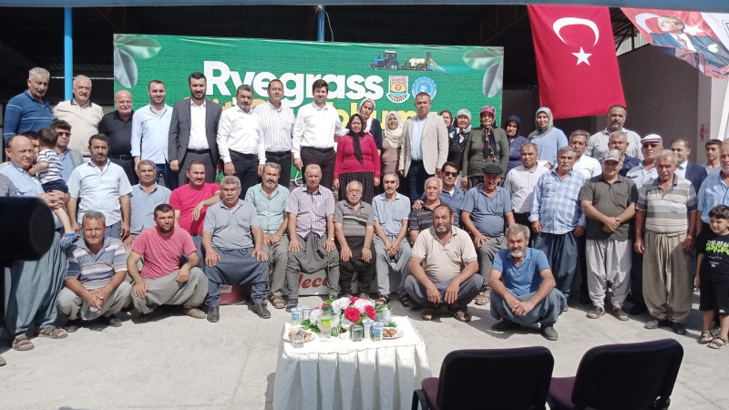 TARSUS’TA SÜT ÜRETİCİLERİNE RYEGRASS OTU TOHUMU DAĞITILDI