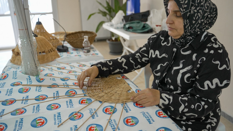 KADINLAR HEM ÜRETİYOR HEM SOSYALLEŞİYOR   