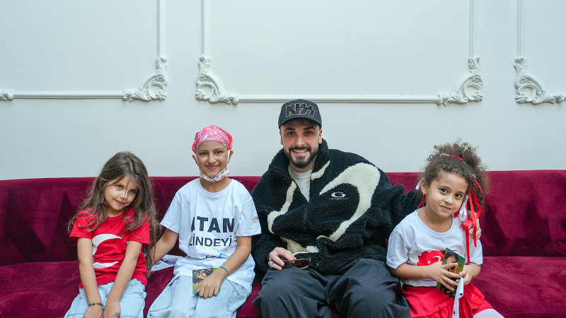 TARSUS BELEDİYESİ, ÜNLÜ RAPÇİ SEFO İLE KÜÇÜK HAYRANINI BİR ARAYA GETİRDİ