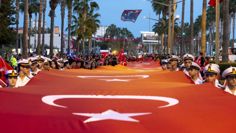 BAŞKAN SEÇER, MERSİNLİLERLE ‘BAYRAK YÜRÜYÜŞÜ’NDE BULUŞTU