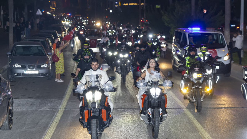 Evlenen çift gelinlik ve damatlıkla “Cumhuriyet Korteji”ne katıldı