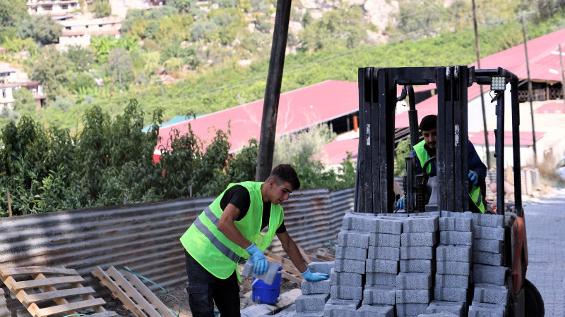 TOROSLAR’DA YOLLAR YENİLENİYOR, ULAŞIM RAHATLIYOR