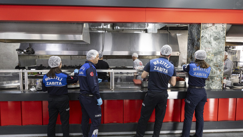 MEZİTLİ ZABITA EKİPLERİNDEN HALK SAĞLIĞI İÇİN TİTİZ DENETİM