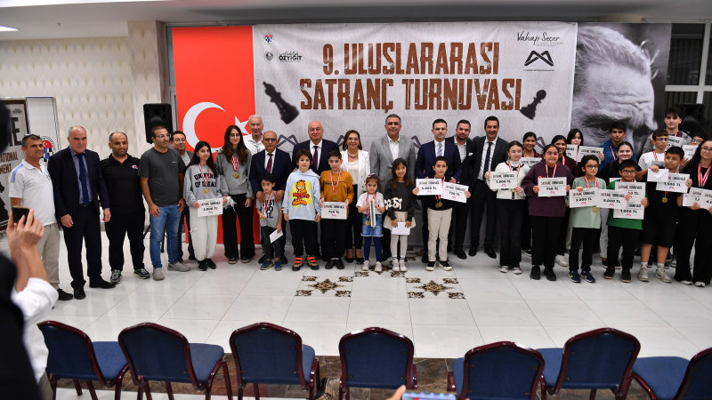 ‘9. ULUSLARARASI SATRANÇ TURNUVASI’NDA SPORCULARA ÖDÜLLERİ VERİLDİ