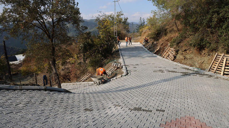 TOROSLAR BELEDİYESİ, YOL VE KALDIRIM ÇALIŞMALARINDA HIZ KESMİYOR