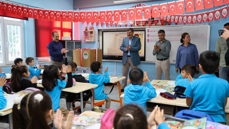 BAŞKAN YILDIZ’DAN, EN ÇOK ATIK PİL TOPLAYAN ÖĞRENCİLERE SÜRPRİZ ZİYARET   