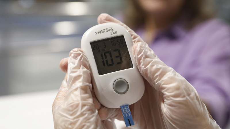 BÜYÜKŞEHİR ‘DÜNYA DİYABET GÜNÜ’ KAPSAMINDA BELEDİYE PERSONELİ’NİN ŞEKER ÖLÇÜMÜNÜ YAPTI   