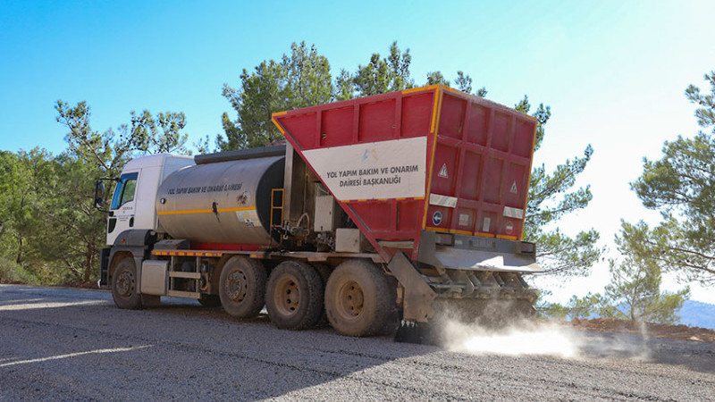 BÜYÜKŞEHİR, GÜLNAR’DA 5 MAHALLEYİ BİRBİRİNE BAĞLAYAN GRUP YOLU’NU YENİLEDİ