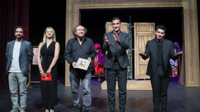 ŞEHİR TİYATROSU’NUN SEVİLEN OYUNU EYVAH NADİR İSTANBUL’DA DA BÜYÜK BEĞENİ TOPLADI