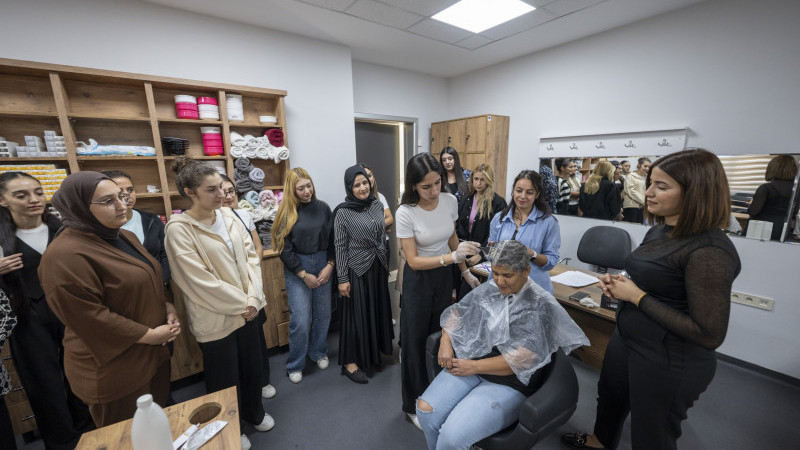 MERCEK’TE ‘SAÇ RENKLENDİRME’ KURSUNA YOĞUN İLGİ