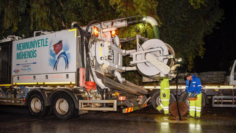  BÜYÜKŞEHİR VE MESKİ EKİPLERİ SAĞANAK YAĞIŞA KARŞI GECE BOYUNCA SAHADAYDI