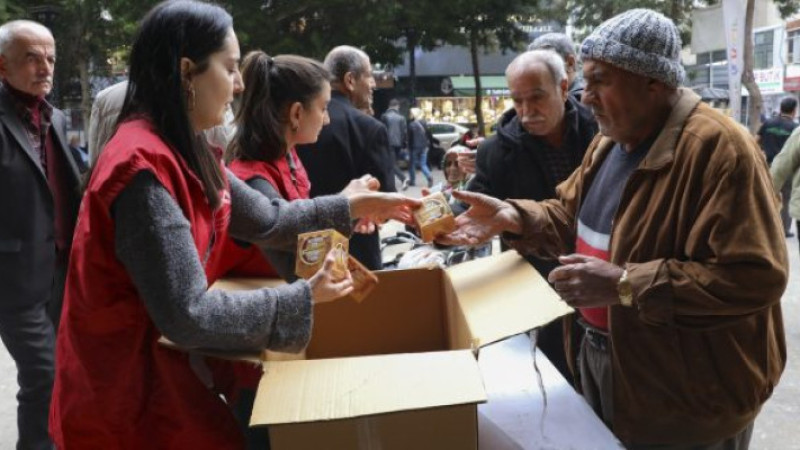 MERSİN BÜYÜKŞEHİR REGAİP KANDİLİ’NDE 15 BİN KANDİL SİMİDİ DAĞITTI