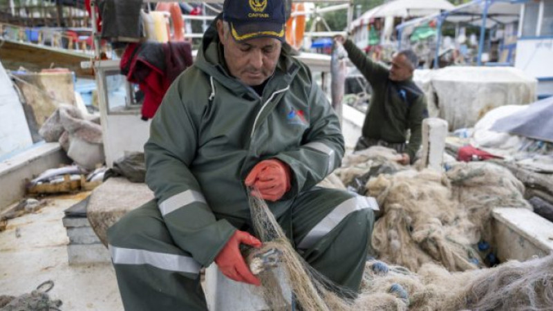 MERSİN BÜYÜKŞEHİR BELEDİYESİ KÜÇÜK ÖLÇEKLİ BALIKÇILARIN YANINDA
