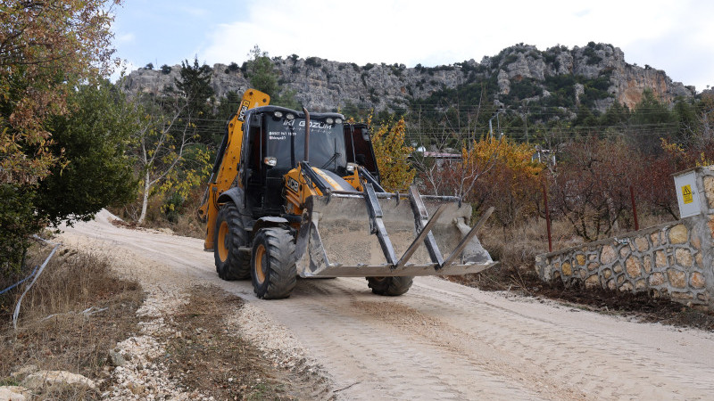 TOROSLAR BELEDİYESİ KIRSAL MAHALLELERDE YOLLARI YENİLİYOR