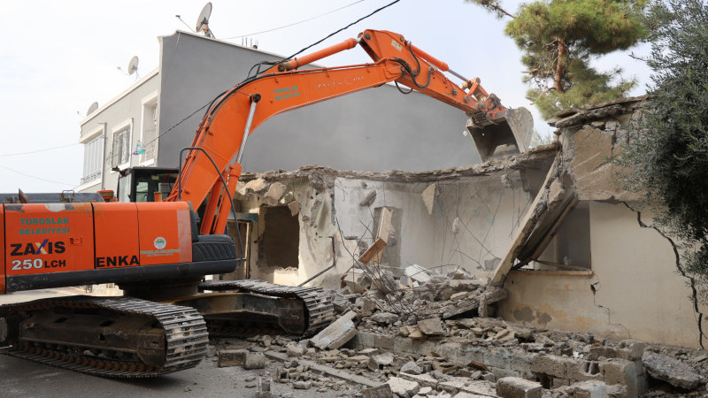 TOROSLAR’DA TEHLİKE OLUŞTURAN METRUK BİNALAR YIKILIYOR