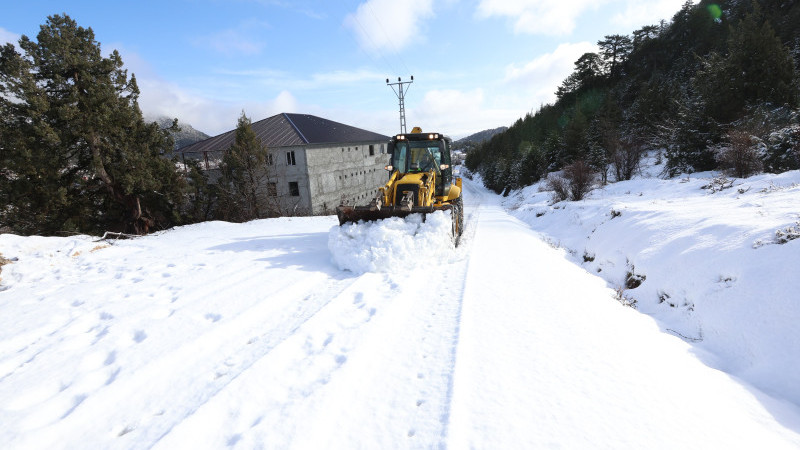 MEZİTLİ’DE KIRSAL MAHALLELERDE KARLA MÜCADELE ÇALIŞMALARI ARALIKSIZ DEVAM EDİYOR