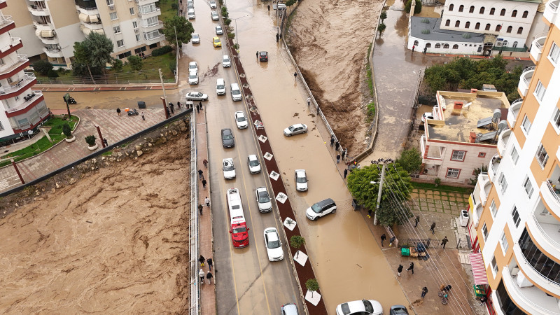 MERSİN BÜYÜKŞEHİR BELEDİYESİ VE MESKİ EKİPLERİ SAĞANAK YAĞIŞ BOYUNCA SAHADA