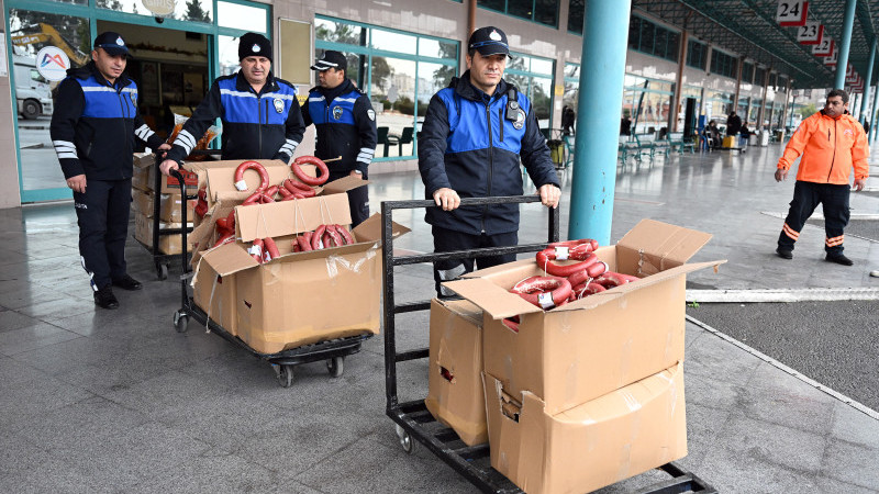 MERSİN BÜYÜKŞEHİR SAĞLIKSIZ KOŞULLARDA GIDA SEVKİYATINA GEÇİT VERMİYOR