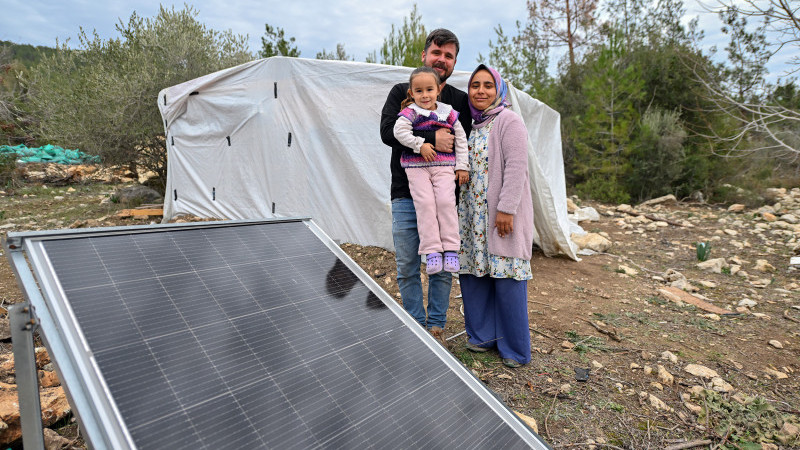 MERSİN BÜYÜKŞEHİR’İN GÜNEŞ PANELİ DESTEĞİ KONARGÖÇER YÖRÜKLERİN HAYATINI KOLAYLAŞTIRIYOR