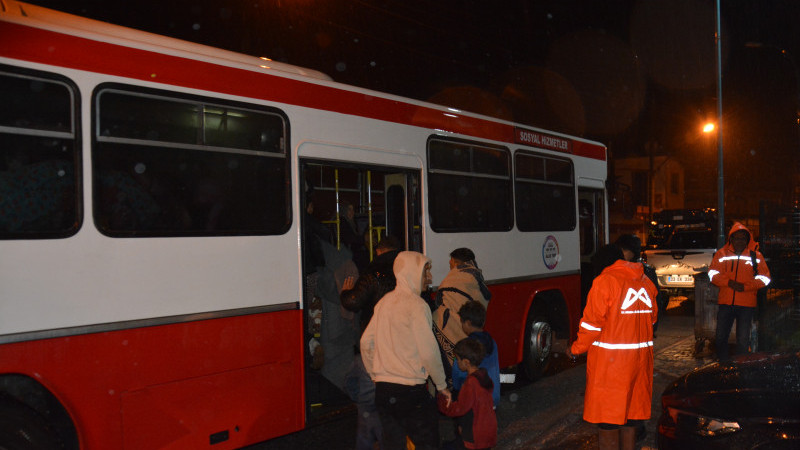 SU BASKINI YÜZÜNDEN MAHSUR KALAN TARIM İŞÇİLERİ BÜYÜKŞEHİR TARAFINDAN TAHLİYE EDİLDİ