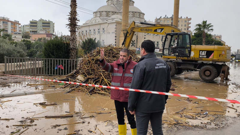 MEZİTLİ DERESİ’NDE SEL: BAŞKAN TUNCER EKİBİYLE SAHADA İLK MÜDAHALE