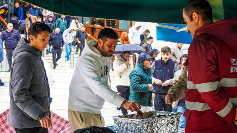 MEZİTLİ BELEDİYESİ’NDEN 6 ŞUBAT DEPREM ŞEHİTLERİ ANISINA LOKMA İKRAMI