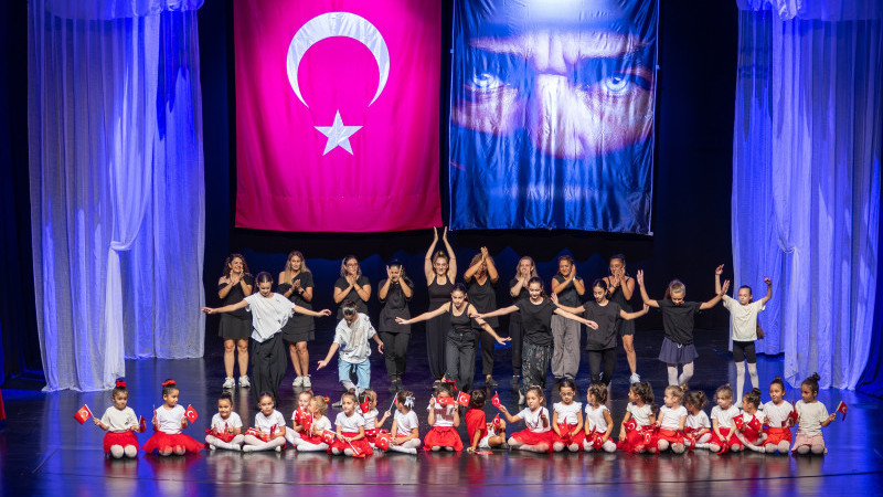 MEZİTLİ’DE SANATIN KALBİ ATIYOR, TİYATROYA VE EĞİTİME GÜÇLÜ DESTEK