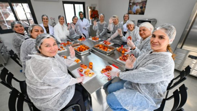 MERSİN BÜYÜKŞEHİR COĞRAFİ İŞARETLİ KAN PORTAKALI’NI KADIN EMEĞİ İLE GELECEĞE TAŞIYOR