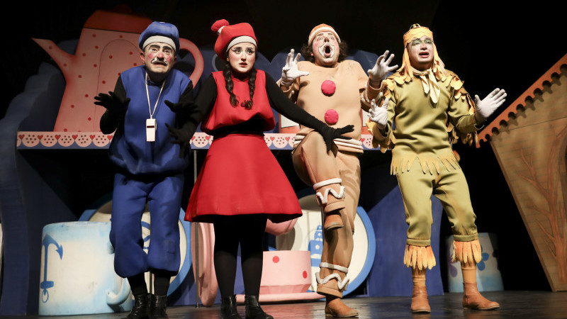 MERSİN ŞEHİR TİYATROSU “BİSKÜVİ ADAM” OYUNU İLE SİLİFKELİ MİNİKLERLE BULUŞTU