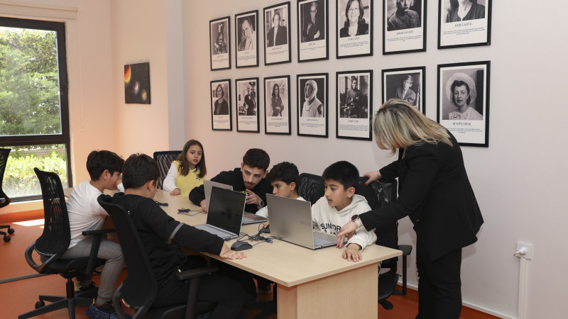 MERSİN BÜYÜKŞEHİR ÇOCUKLARA TEKNOLOJİYİ DOĞRU ŞEKİLDE KULLANMAYI ÖĞRETİYOR