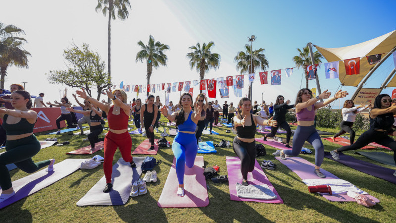 MERSİNLİLER BAHARIN ENERJİSİNİ SAHİLDE SPORLA YAŞADI