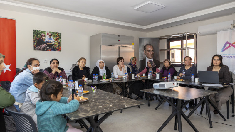 MERSİN BÜYÜKŞEHİR, AMBALAJDAN ETİKETMEYE KADAR TÜM SÜREÇLERDE ÜRETİCİ KADINLARIN YANINDA