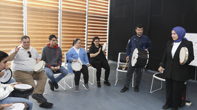 MERSİN BÜYÜKŞEHİR ENGELLERİ BU KEZ MÜZİĞİN RİTMİ İLE AŞIYOR