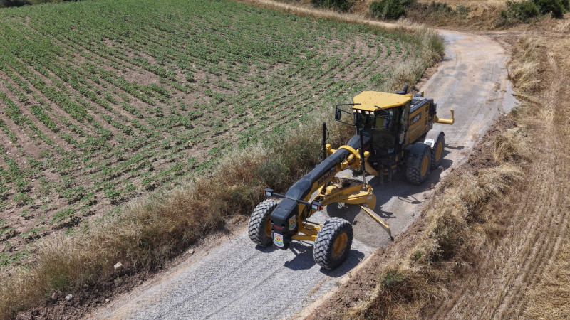 TARSUS’TA HASAT ÖNCESİ KIRSAL MAHALLELERDE YOL ÇALIŞMALARI SÜRÜYOR