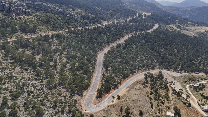MERSİN BÜYÜKŞEHİR GÜLNAR’DA 5 MAHALLENİN GRUP YOLUNU GENİŞLETEREK ASFALTLADI