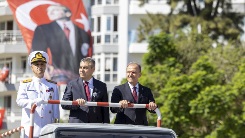  BAŞKAN SEÇER VE MERAL SEÇER, MERSİNLİLERLE ZAFER BAYRAMI COŞKUSUNU PAYLAŞTI
